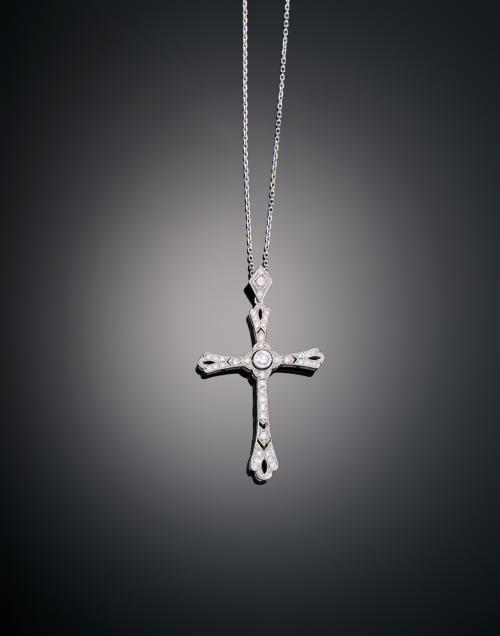 CADENA Y COLGANTE DE CRUZ ESTILO ANTIGUA CON DIAMANTES EN O