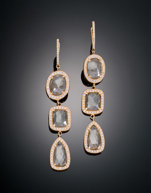 PENDIENTES LARGOS CON DIAMANTES GRISES FACETADOS EN ORO AMA