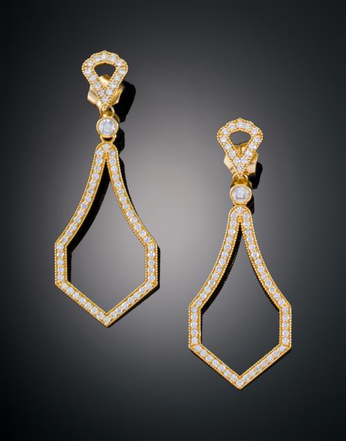 PENDIENTES EN LINEAS  GEOMÉTRICAS CON DIAMANTES EN ORO AMAR