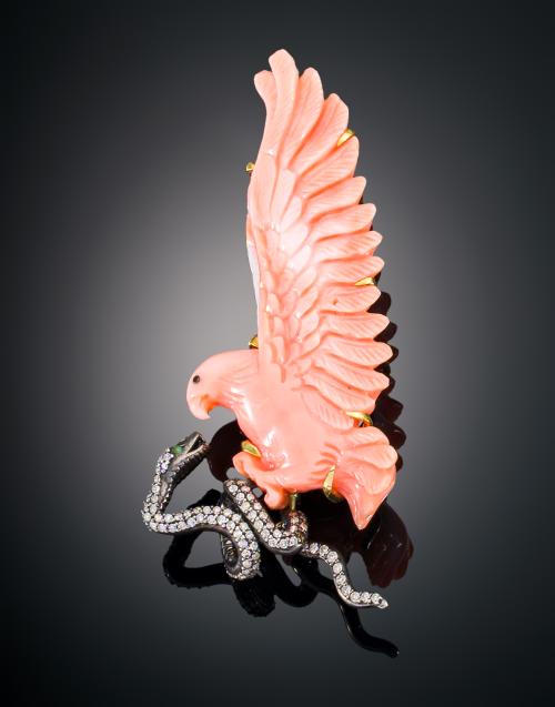 BROCHE COLGANTE ÁGUILA EN CORAL PIEL DE ÁNGEL, DIAMANTES, G