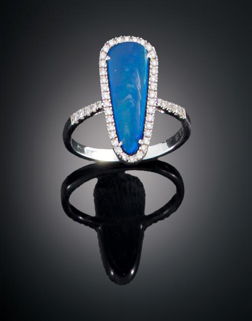 SORTIJA CON ÓPALO AZUL Y DIAMANTES EN ORO BLANCO DE 18 KT