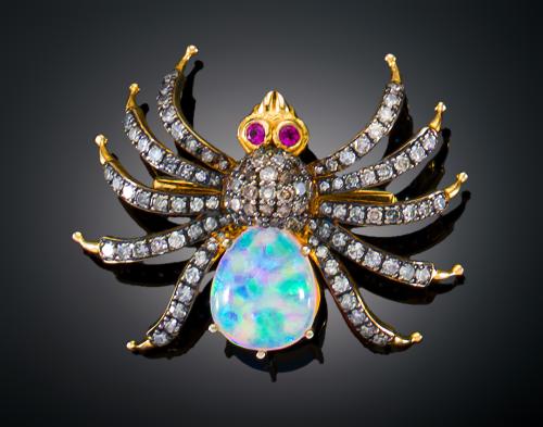 BROCHE INSECTO EN FORMA DE ARAÑA CON ÓPALO Y DIAMANTES EN O