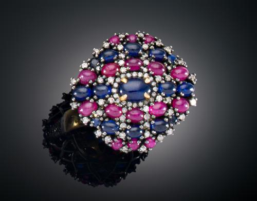 SORTIJA ESTILO ROSETA CON ZAFIROS, DIAMANTES Y RUBÍES EN  O