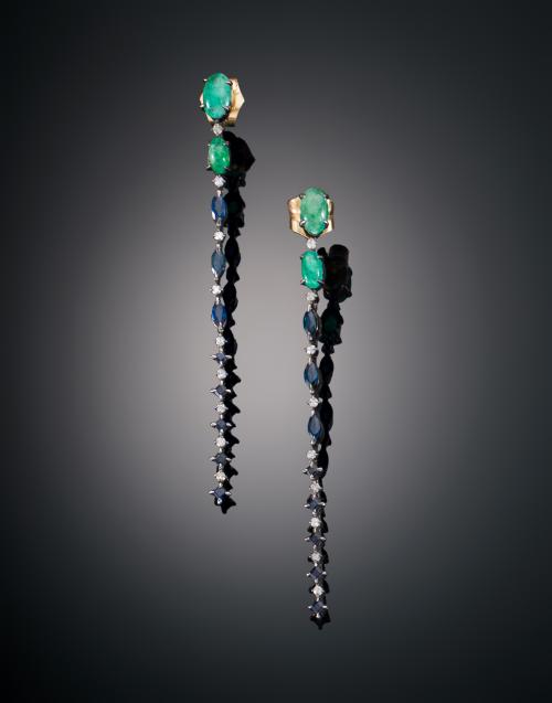 PENDIENTES FINOS CON ESMERALDAS, DIAMANTES Y ZAFIROS EN ORO