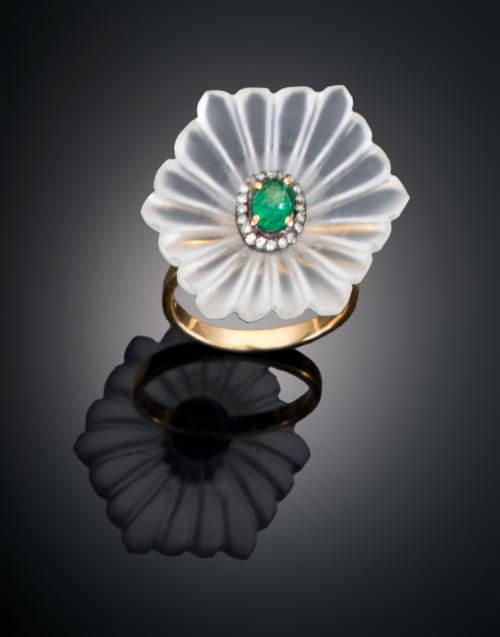 SORTIJA FLOR CON  ESMERALDA, DIAMANTES Y CRISTAL EN ORO AMA