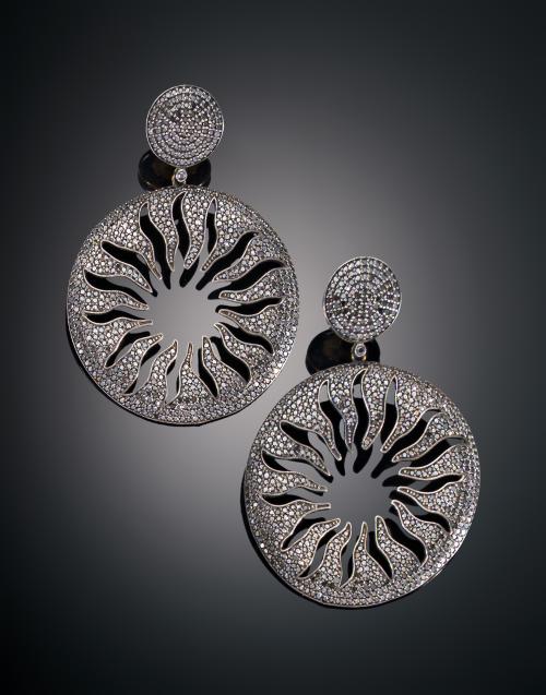 PENDIENTES  REDONDOS CALADOS CON DIAMANTES NEGROS EN PLATA