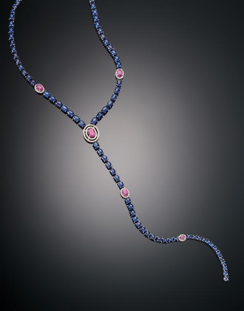 COLLAR LARGO CON ZAFIROS, RUBÍES Y DIAMANTES EN PLATA