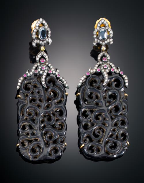 PENDIENTES EN JADE NEGRO CALADOS CON DIAMANTES Y RUBÍES EN 