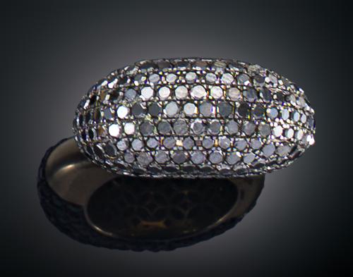 SORTIJA BOMBÉ CON DIAMANTES NEGROS EN ORO AMARILLO DE 18 KT