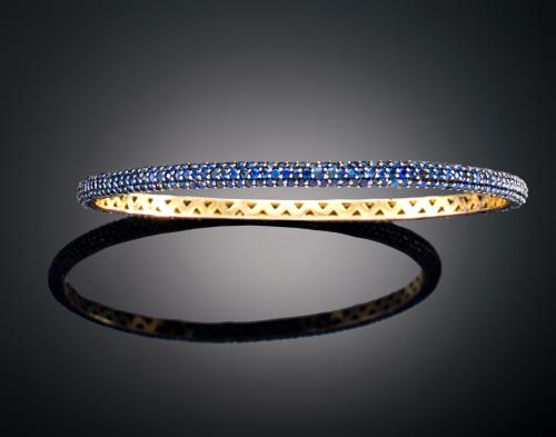 ARO EN PAVE DE ZAFIROS EN ORO AMARILLO DE 14 KT Y PLATA