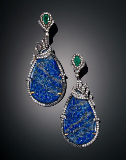 PENDIENTES CON LAPISLÁZULI GRABADOS, DIAMANTES Y ESMERALDAS
