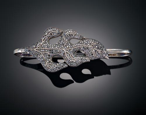 PULSERA DE MANO HOJA CALADA CON DIAMANTES NEGROS EN PLATA 
