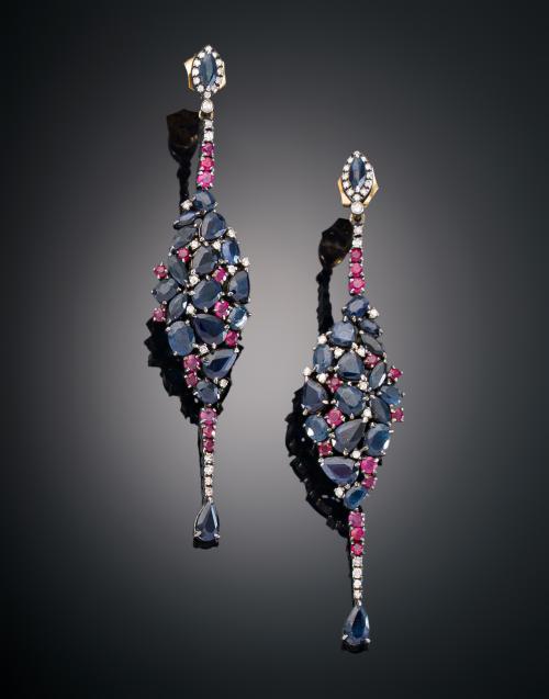 PENDIENTES LARGOS CON ZAFIROS, RUBÍES Y DIAMANTES EN ORO AM