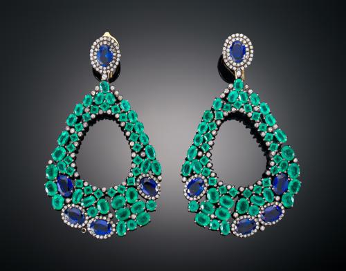 1452   -  <p><span class="object_title">PENDIENTES LÁGRIMA CALADA CON ESMERALDAS, ZAFIROS AZULES Y DIAMANTES EN PLATA Y ORO AMARILLO DE 18 KT</span></p>