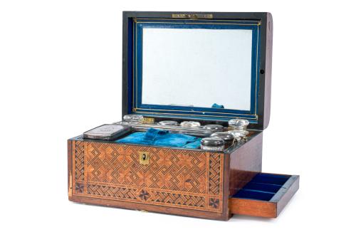 Juego de tocador antiguo con caja en madera cuajada de marq
