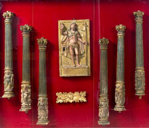 Conjunto puerta de sagrario y columnas, Madera tallada, dor