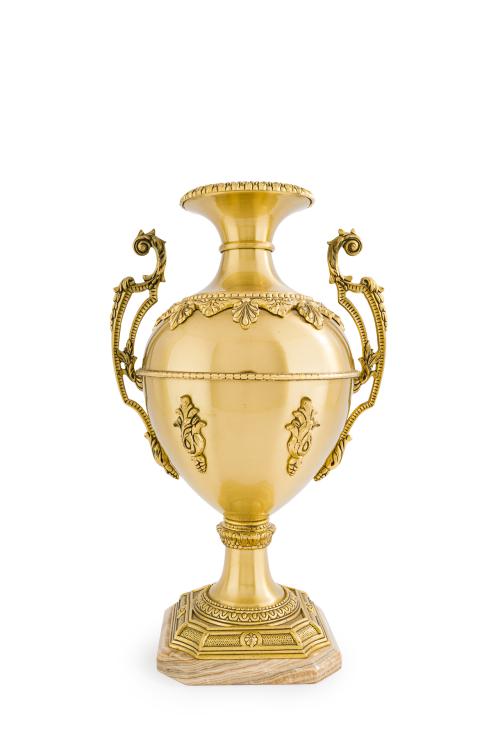 Jarrón de estilo neoclásico en metal dorado con decoración 
