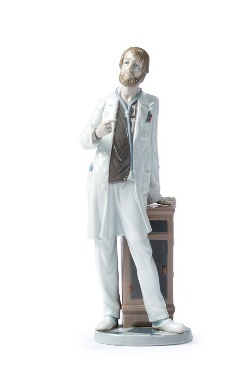 688   -  <p><span class="object_title">LLADRÓ <br/>Figura de Doctor en porcelana esmaltada y vidriada. <br/>Con marcas en la base.</span><br></p>