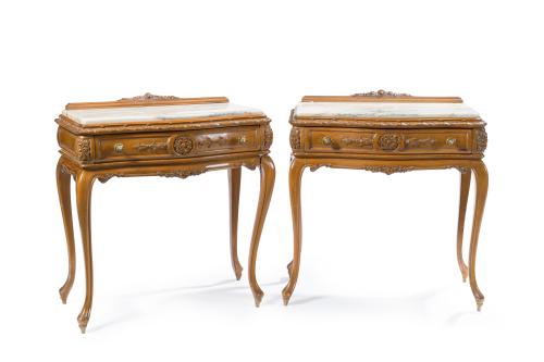 701   -  <p><span class="object_title">Pareja de mesillas estilo Luis XV <br/>En madera de nogal, cajón en cintura y tapa en mármol blanco veteado. </span><br></p>