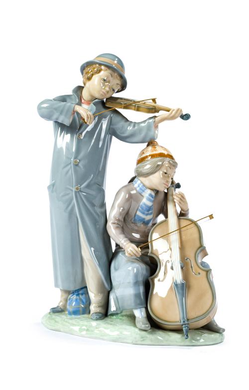 NAO by LLADRÓ, España, c-1970Pareja de músicos en porcela