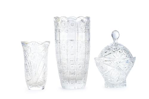 679   -  <p><span class="object_title">Lote en cristal checo tallado con decoración estrellada formado por: bombonera, jarrón y pequeño jarrón con boca rizada. </span><br></p>