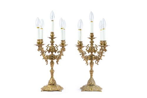 Pareja de candelabros de 5 luces en bronce dorado con decor