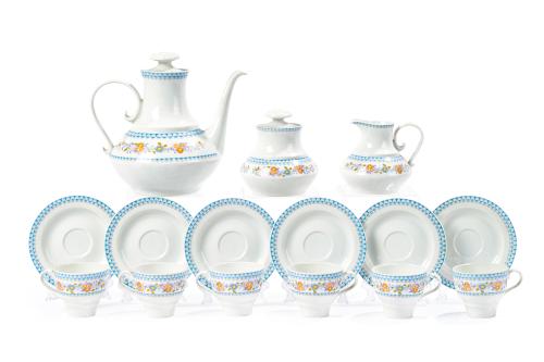 698   -  <p><span class="object_title">Juego de café para 12 servicios en porcelana española formado por: azucarero, cafetera, lechera y 12 tacitas con sus platos. Con marcas.</span><br></p>
