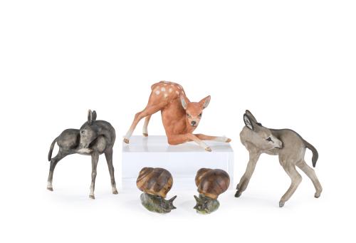 Lote de 5 animales en biscuit policromado y porcelana.