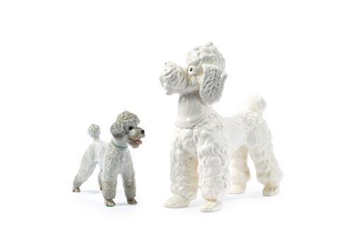 Lote de dos caniches en porcelana española. 