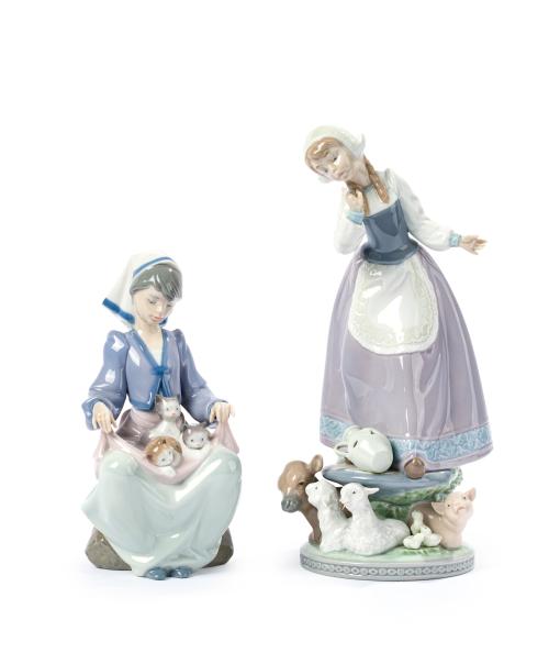 LLADRÓLote de dos figuras de campesinas en porcelana esma