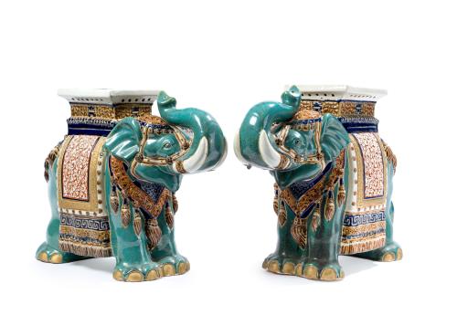 Pareja de taburetes en forma de decorativos elefantes en po