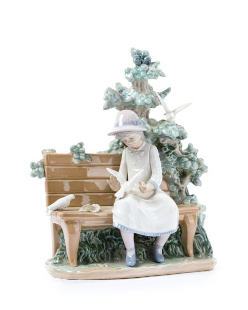 LLADRÓ-NAO"Niña en el parque"Figura en porcelana esmalt