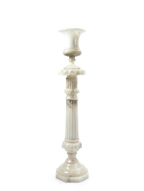 Decorativa copa Medici sobre columna estriada en alabastro.