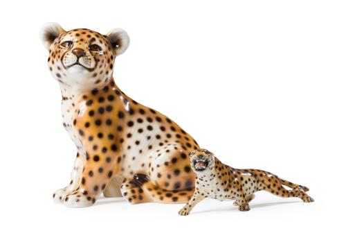 Lote de dos figuras de leopardos en porcelana italiana, ca.