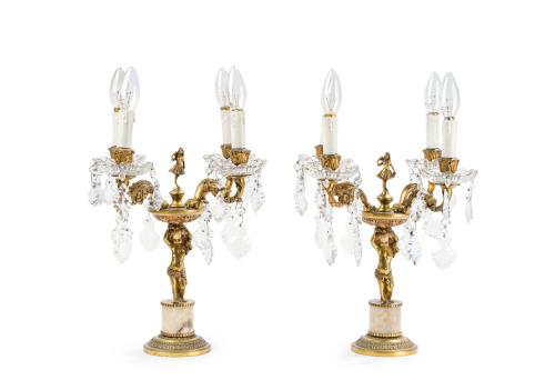 Pareja de candelabros de cuatro luces en bronce dorado con 