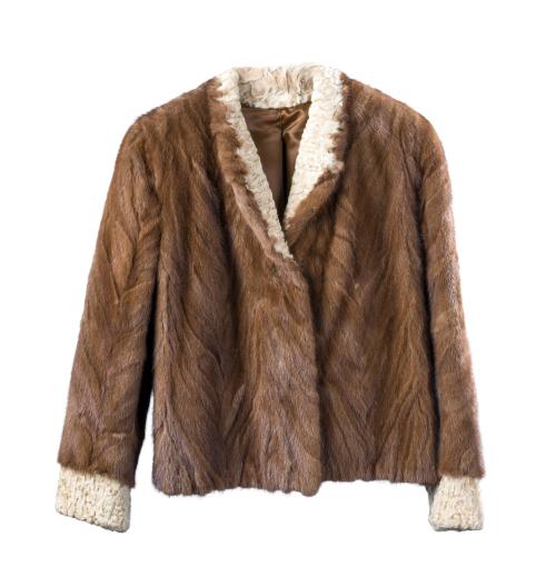 Chaqueta en visón marrón claro y cuello de astracán. 