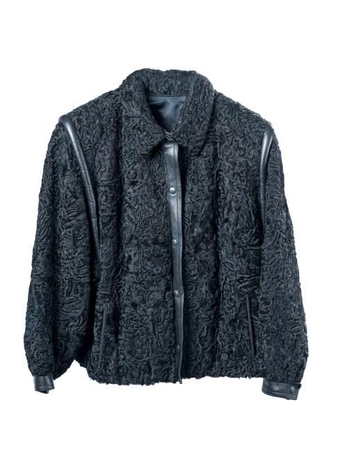 Chaqueta corta en astracán negro y piel.