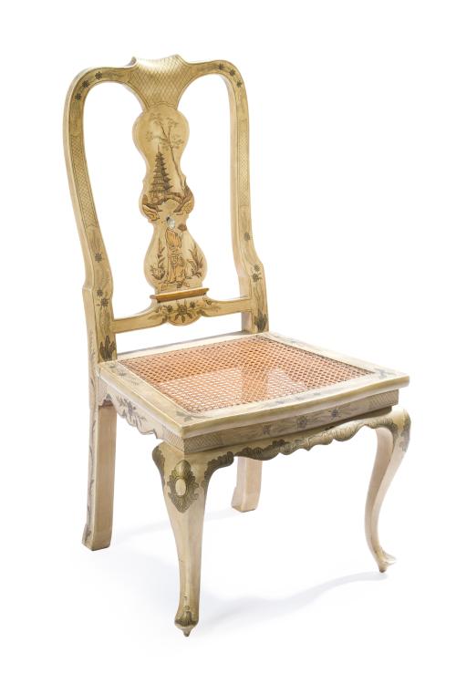 Silla oriental en madera pintada en color crema, respaldo c
