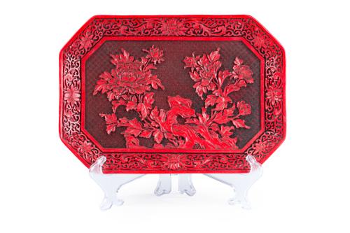 Bandeja en laca roja cinabrio, China, c. 1950Con decoraci