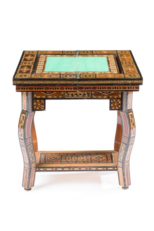 692   -  <p><span class="object_title">Mesa de juego en miniatura en madera con taracea tipo nazarí, Granada, s. XX<br/></span><br></p>