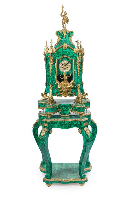 Reloj de pedestal siguiendo modelos imperiales rusos sobre 