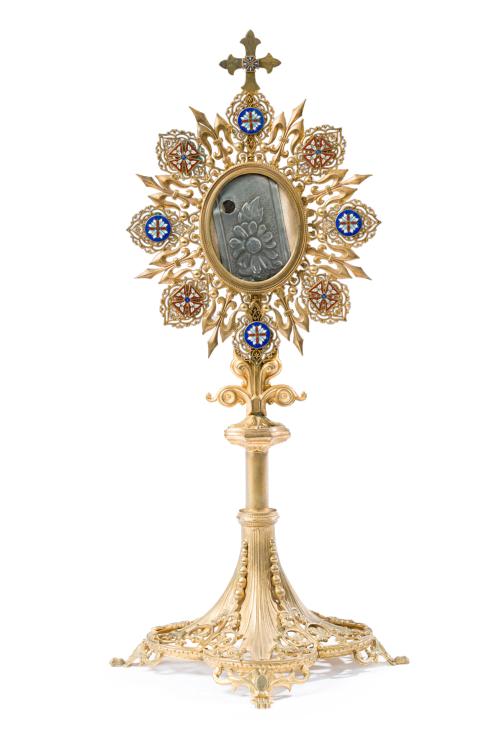 543   -  <p><span class="object_title">Custodia relicario probablemente Portugal , Reinado de Dña. Maria, s. XIX<br/>En bronce dorado con ocho pequeños medallones de esmalte , cuatro los cuales son el emblema de la orden de Cristo de Portugal. Los medallones estan sostenidos por ocho flores de lis. <br/>Rematada por crucifijo latino de la orden de Cristo de Portugal. Base calada con decoración de ramas de vid y apoya sobre cuatros patitas de garra.  </span><br></p>
