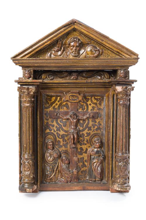 550   -  <p><span class="object_title">Templete devocional para oratorio privado, España, S. XVII y posterior. <br/>En madera tallada, parcialmente dorada y estofada.  Con representación de la Crucifixión enmarcada en arquitectura barroca con columnas con remate de capitel corintio y fronton triangular con imagen de Dios Padre. </span><br></p>