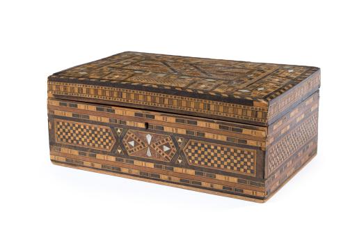 Caja de estilo neomudejar en madera de nogal, maderas fruta