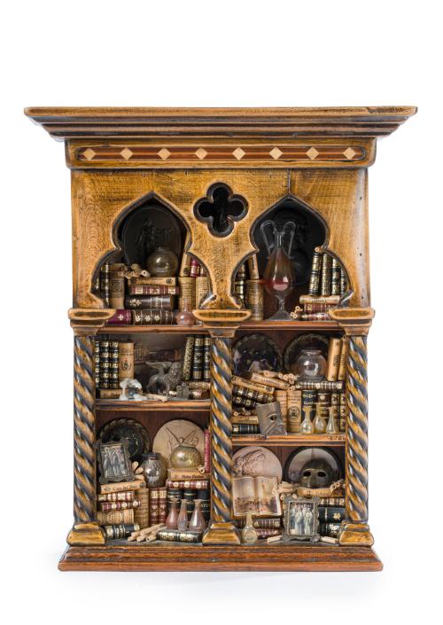 Curiosa biblioteca en miniatura en madera policromada. 