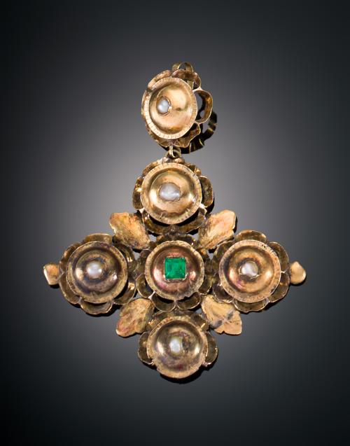 COLGANTE CATALÁN CON PERLITAS Y PIEDRA VERDE EN ORO BAJO. 