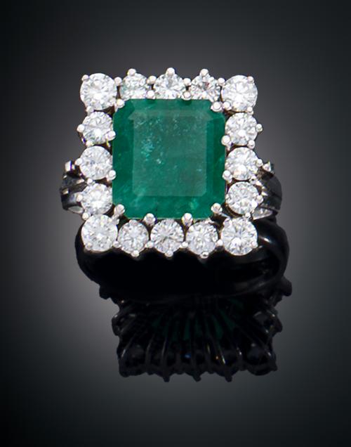 SORTIJA CON ESMERALDA Y DIAMANTES EN ORO BLANCO DE 18 KT