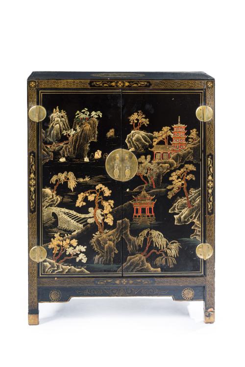 255   -  <p><span class="object_title">Cabinet oriental, China, S. XX<br/>En madera lacada en negro en tonos dorados y detalles en rojo. Con decoración de chinoiseries de paisaje de inspiración oriental con pabellones y pagodas. Perímetro frontal enmarcado con cenefas ornamentales de motivos geométricos y florales. Laterales con motivos de aves y ramas con flores. <br/>Herrajes de latón dorado con cierre central  en forma de medallón y tiradores colgantes. <br/> </span><br></p>