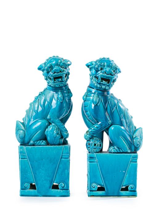 Pareja de leones de Foo en porcelana esmaltada y vidriada. 