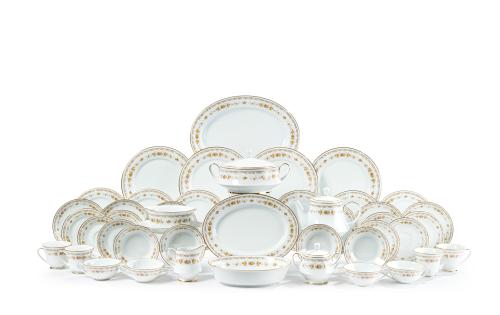 406   -  <p><span class="object_title">Vajilla para 12 servicios en porcelana japonesa de Noritake modelo Selina, s. XX<br/>Con decoración esmaltada y vidriada de motivos florales en tonos pastel. Formada por: 12 platos llanos, 12 tazas de consomé con sus platos, 12 platos de postre,  12 cuencos, 1 sopera, 2 fuentes ovaladas, 1 fuente ovalada honda, 1 salsera, 12 tazas de café con sus platos, cafetera, lechera y azucarero. <br/>Con marcas. <br/></span><br></p>
